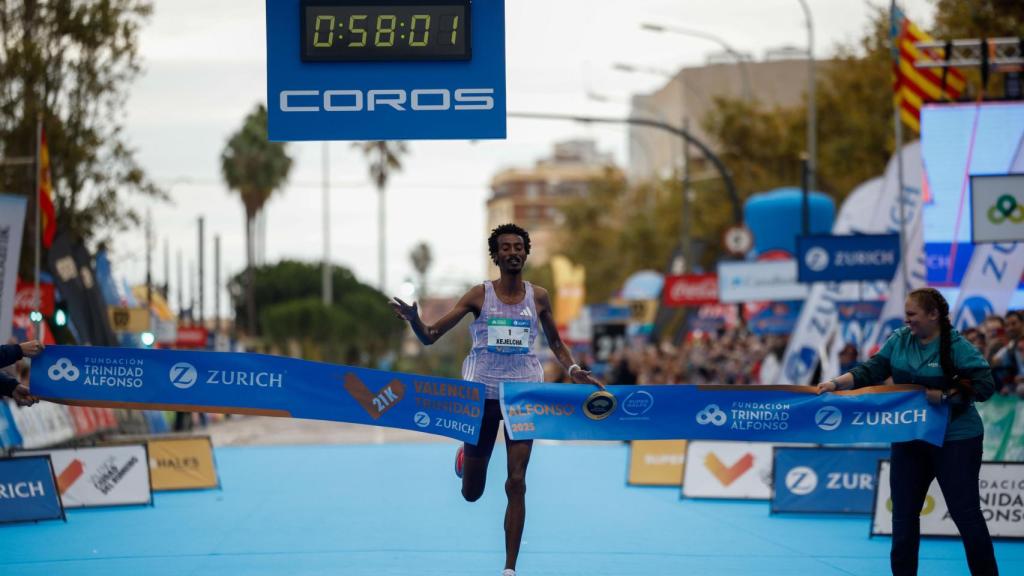 El fondista etíope, Yomif Kejelcha se impone en la categoría masculina de la media maratón de Valencia disputada este domingo. Efe / Biel Aliño