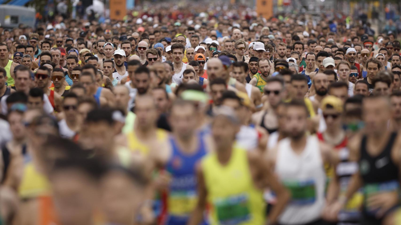 Miles de participantes toman la salida de la Medio Maratón Valencia Trinidad Alfonso Zurich disputada este domingo. Efe / Biel Aliño