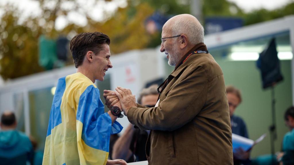 El atleta sueco Andreas Almgren, felicitado por el presidente del Mercadona, Juan Roig, tras establecer un nuevo récord de Europa en el Medio Maratón de Valencia. Efe / Biel Aliño