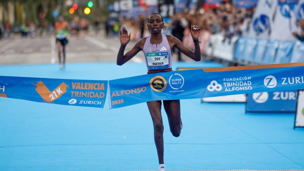 La atleta keniana Agnes Ngetich tras ganar el Medio Maratón de Valencia. Efe / Biel Aliño