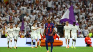 Lamine Yamal, durante El Clásico con los jugadores del Real Madrid celebrando de fondo