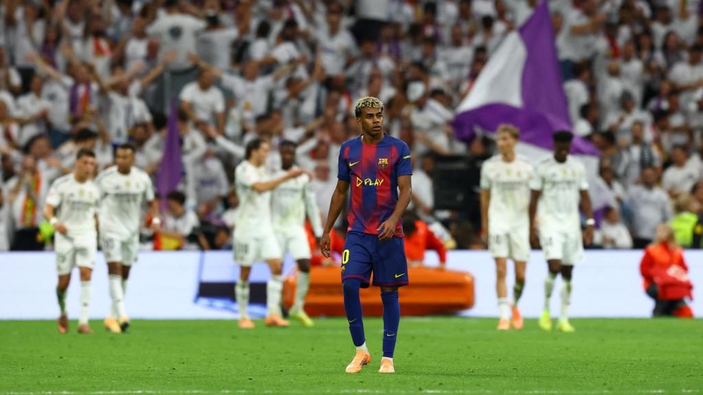 Lamine Yamal, durante El Clásico con los jugadores del Real Madrid celebrando de fondo