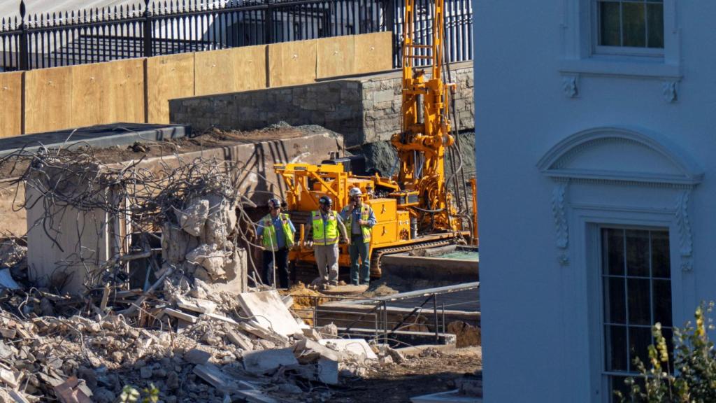 Operarios en la zona de demolición.