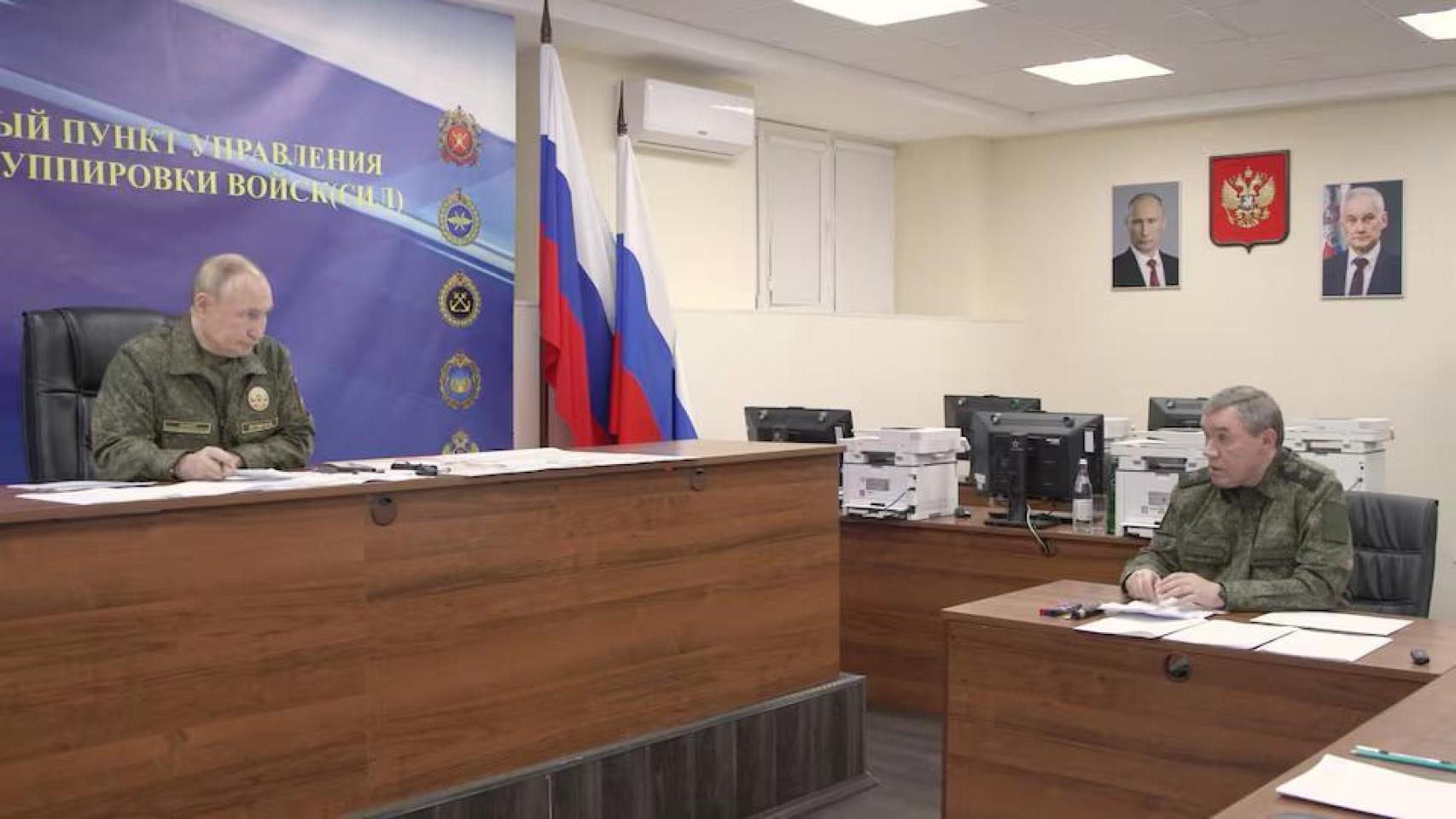 El presidente ruso Vladímir Putin escucha al jefe del Estado Mayor de las Fuerzas Armadas rusas, Valeri Guerásimov, mientras visita el centro de mando del ejército en el transcurso del conflicto entre Rusia y Ucrania, en un lugar no identificado.
