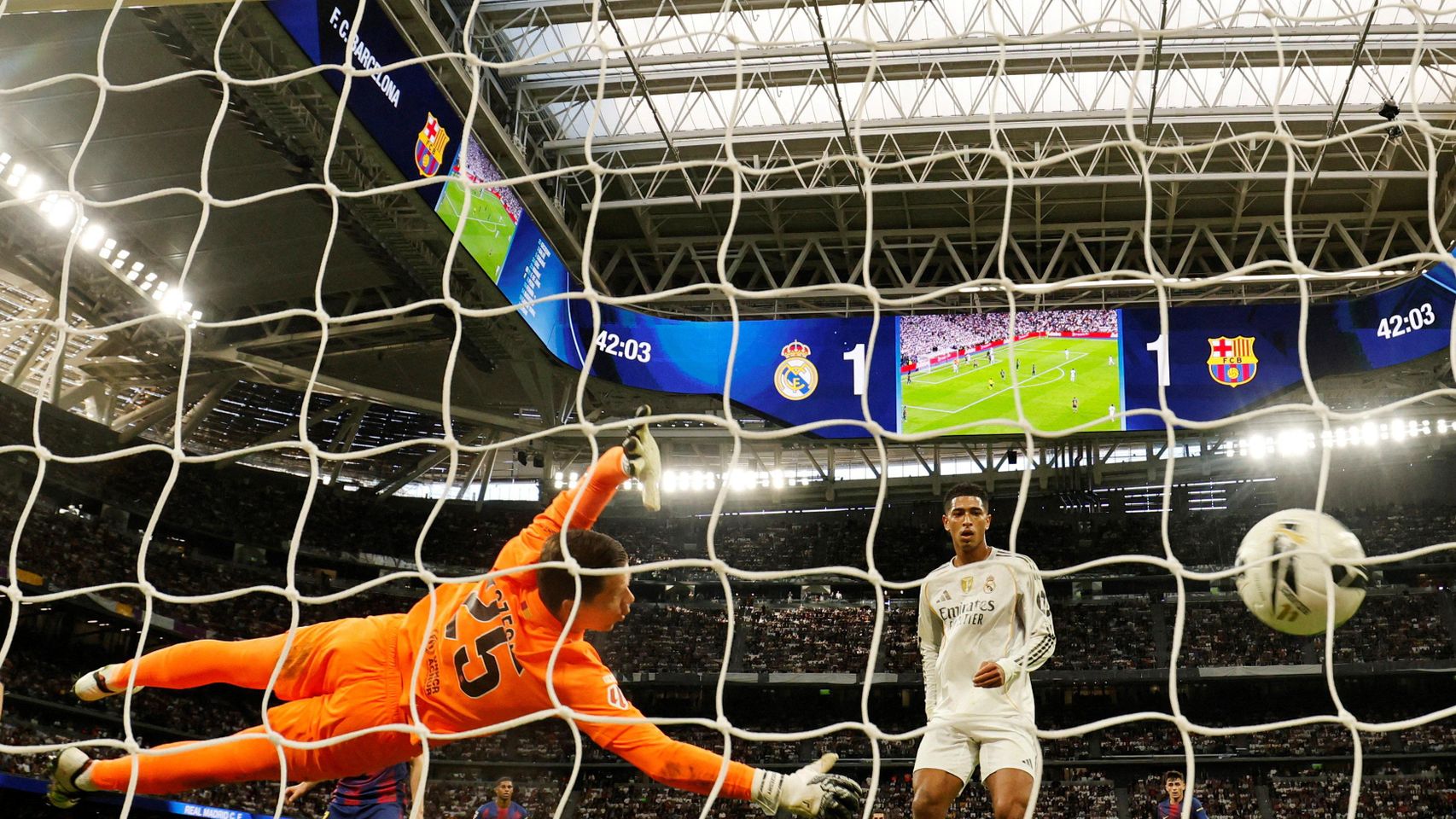 El Real Madrid doma al Barça y se lleva un Clásico que pone al alza a ...