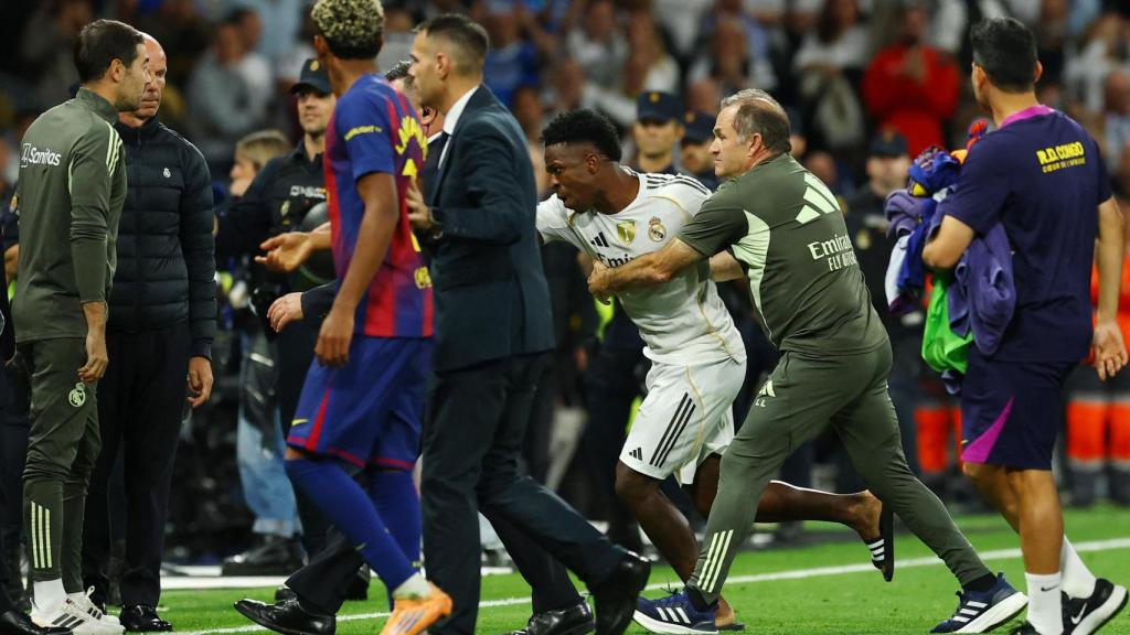 Vinicius, agarrado por un miembro del cuerpo técnico en la tangana final de El Clásico.