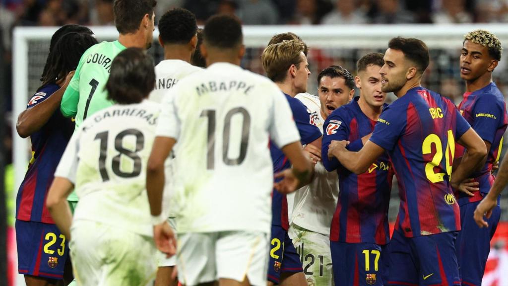 Un instante de la tangana entre el Real Madrid y el FC Barcelona en El Clásico.