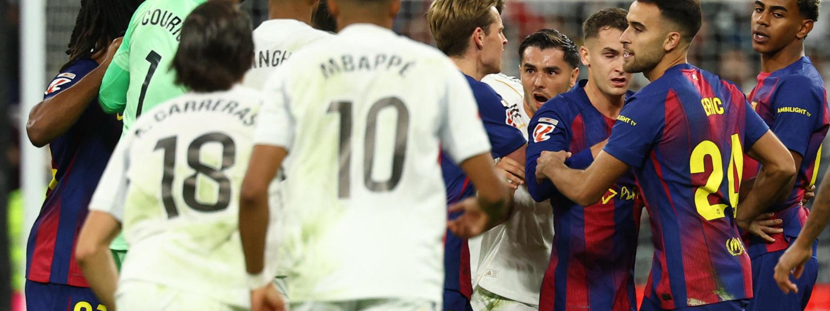 Un instante de la tangana entre el Real Madrid y el FC Barcelona en El Clásico.