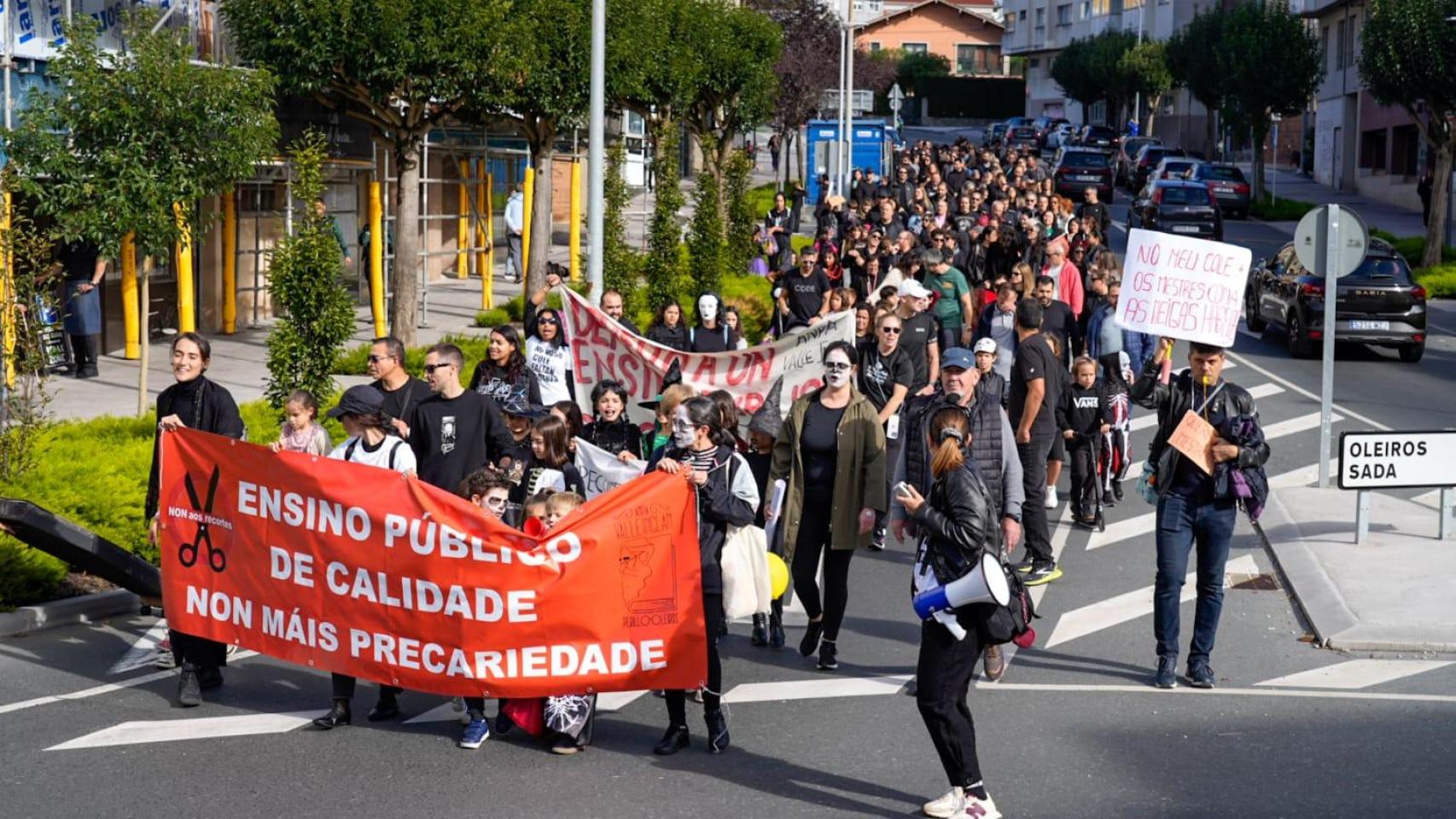 Las familias del CEIP Valle Inclán de Oleiros (A Coruña) se visten de luto por la pérdida de los profesores.