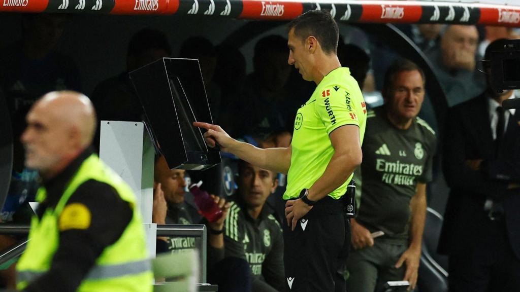 Soto Grado revisa una acción en el VAR durante El Clásico.