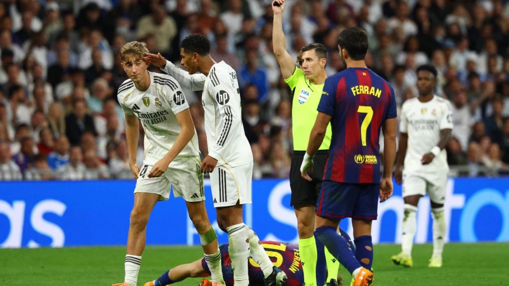 Soto Grado amonesta a Dean Huijsen.