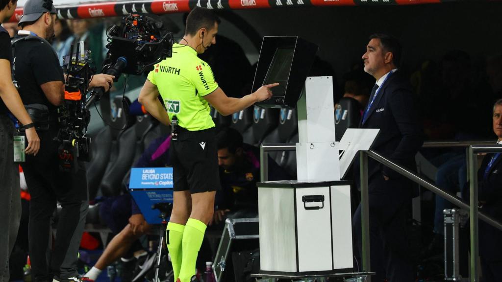 Soto Grado, mirando el VAR durante el Clásico.