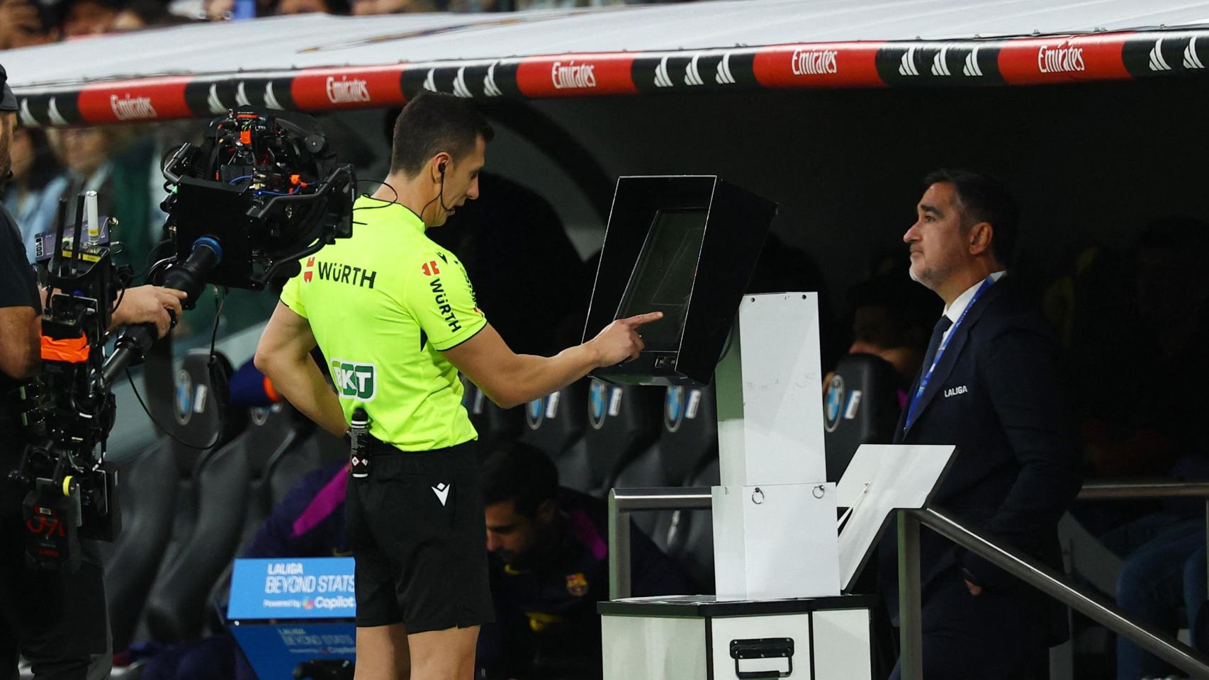 Soto Grado, mirando en el VAR durante El Clásico.