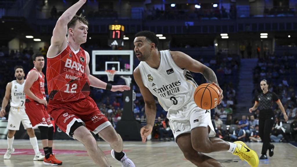 Lyles intenta entrar a canasta ante Steinbergs.