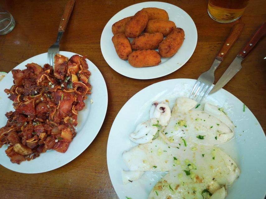Algunas de las raciones que sirven en Casa David: oreja de cerdo, croquetas y sepia.