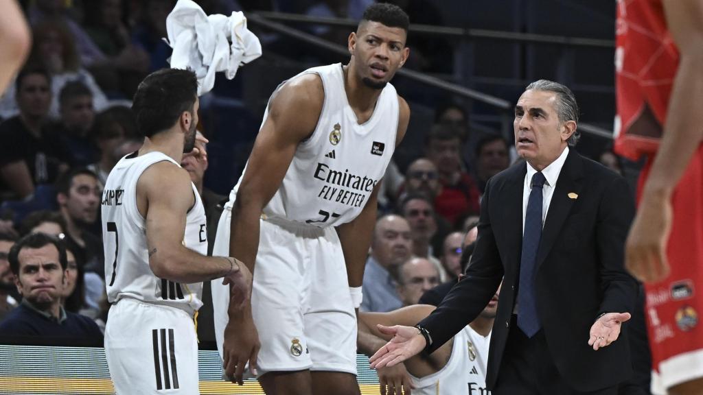 Scariolo le da instrucciones a Tavares durante el partido.