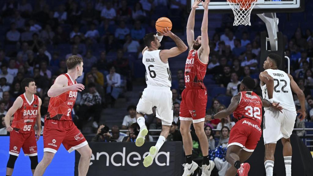 Abalde salta para anotar con el Real Madrid.