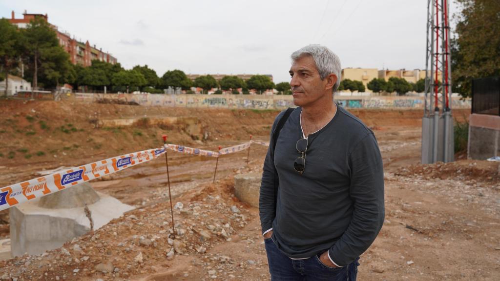 José Emilio Picos, vecino de Paiporta, mira al barranco del Poyo.