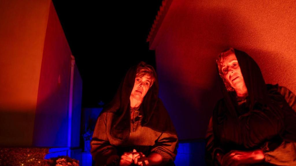 Dos actrices durante la representación que acogió el cementerio.