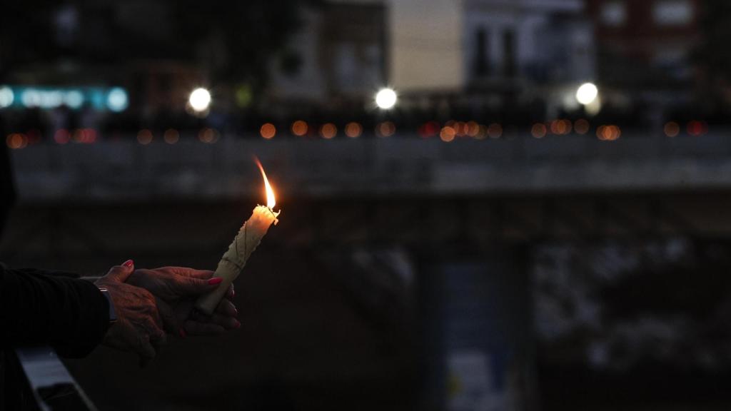 Vecinos de Paiporta realizan un homenaje con velas a las víctimas de la dana en el barranco del Poyo. Efe / Manuel Bruque