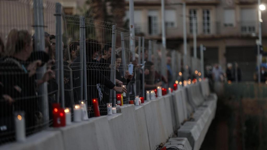 Vecinos de Paiporta realizan un homenaje con velas a las víctimas de la dana en el barranco del Poyo. Efe / Manuel Bruque
