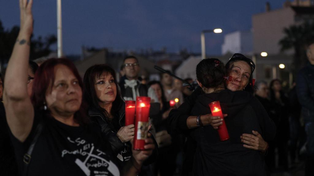 Vecinos de Paiporta realizan un homenaje con velas a las víctimas de la dana en el barranco del Poyo. Efe / Manuel Bruque
