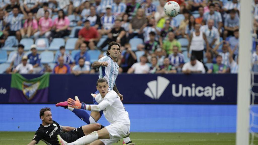 Jauregi remata a portería en el Málaga CF vs. Andorra