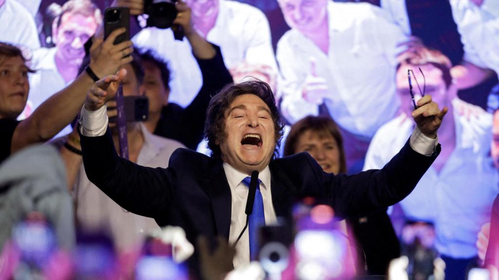 Javier Milei celebra la victoria en las elecciones legislativas, en Buenos Aires.