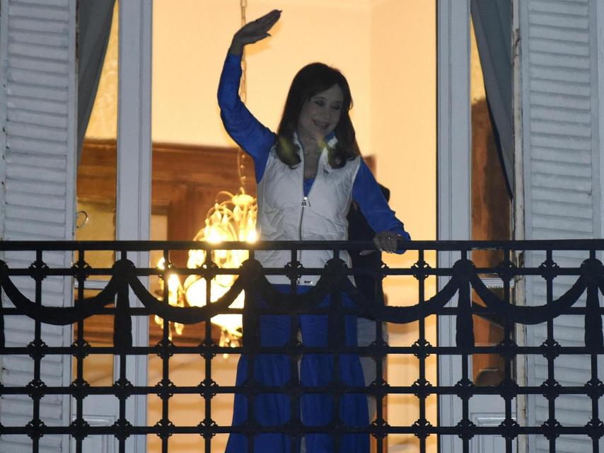 La expresidenta de Argentina Cristina Fernández de Kirchner saluda desde el balcón de su casa, donde cumple prisión domiciliaria.