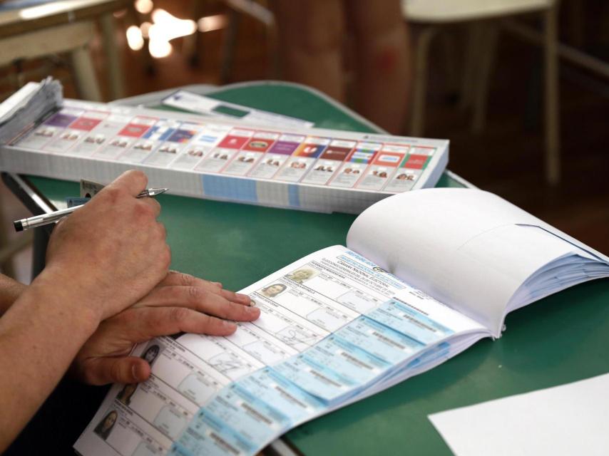 Una persona vota este domingo, en La Plata (Argentina).