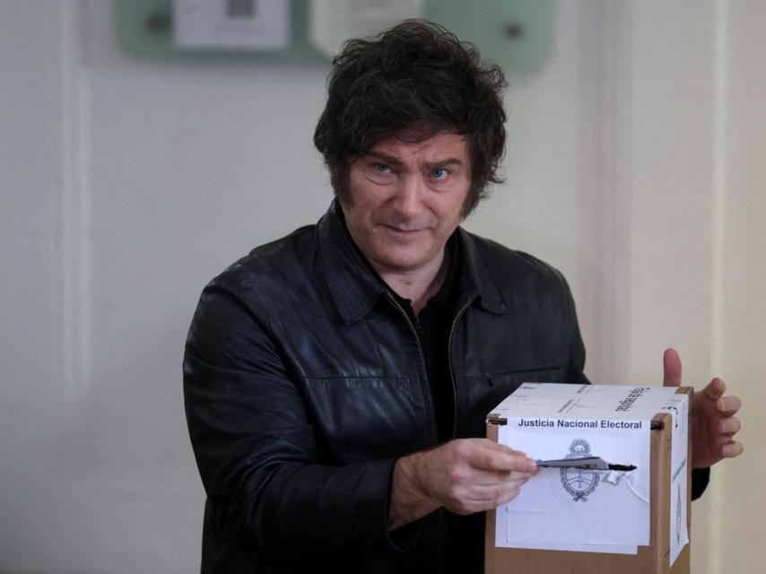 Javier Milei, depositando su voto en un colegio electoral de Buenos Aires.