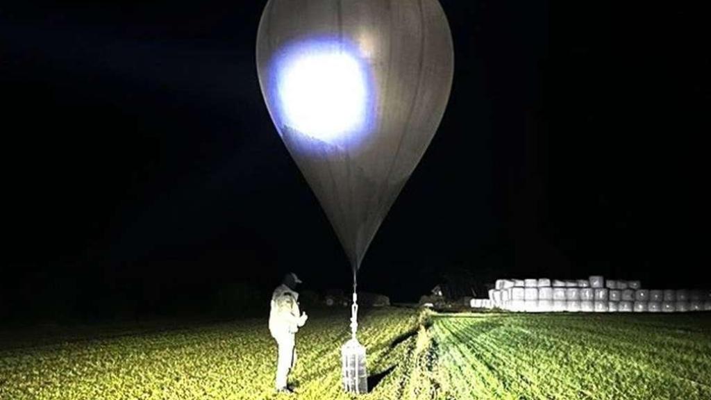Imagen de un globo interceptado en Lituania que transportaba varios paquetes de tabaco.