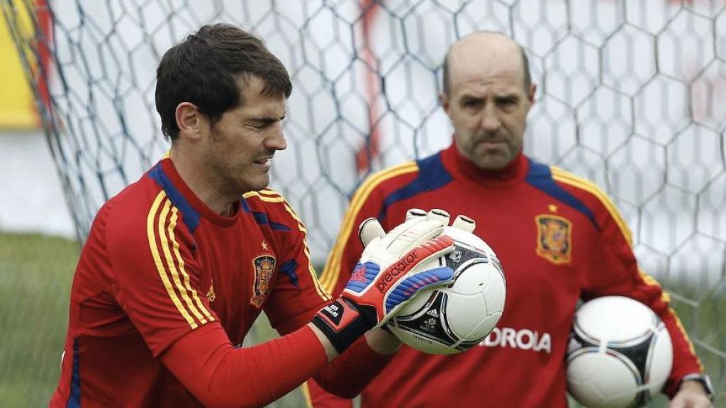 José Manuel Ochotorena, de fondo, siguiendo a Iker Casillas en un entrenamiento de la Selección