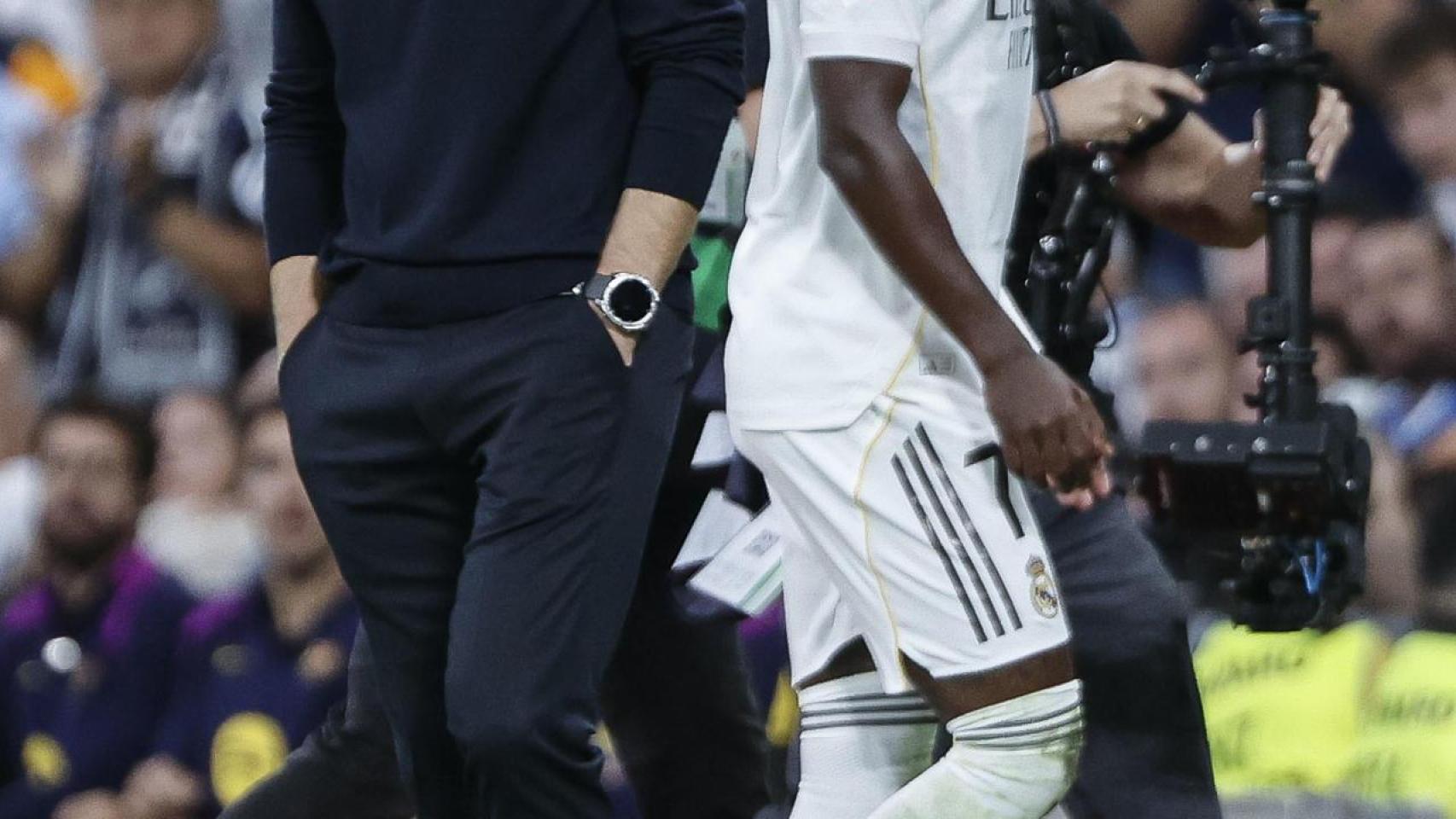 Xabi Alonso y Vinicius, cruzándose tras el momento del cambio en El Clásico