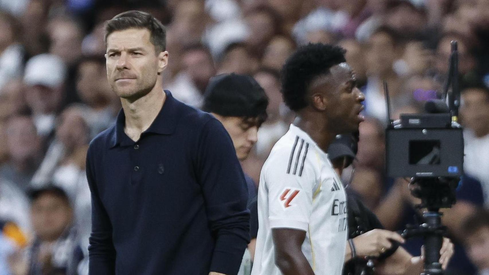 Xabi Alonso y Vinicius, cruzándose tras el momento del cambio en El Clásico