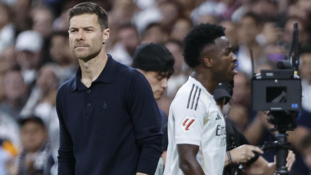 Xabi Alonso y Vinicius, cruzándose tras el momento del cambio en El Clásico