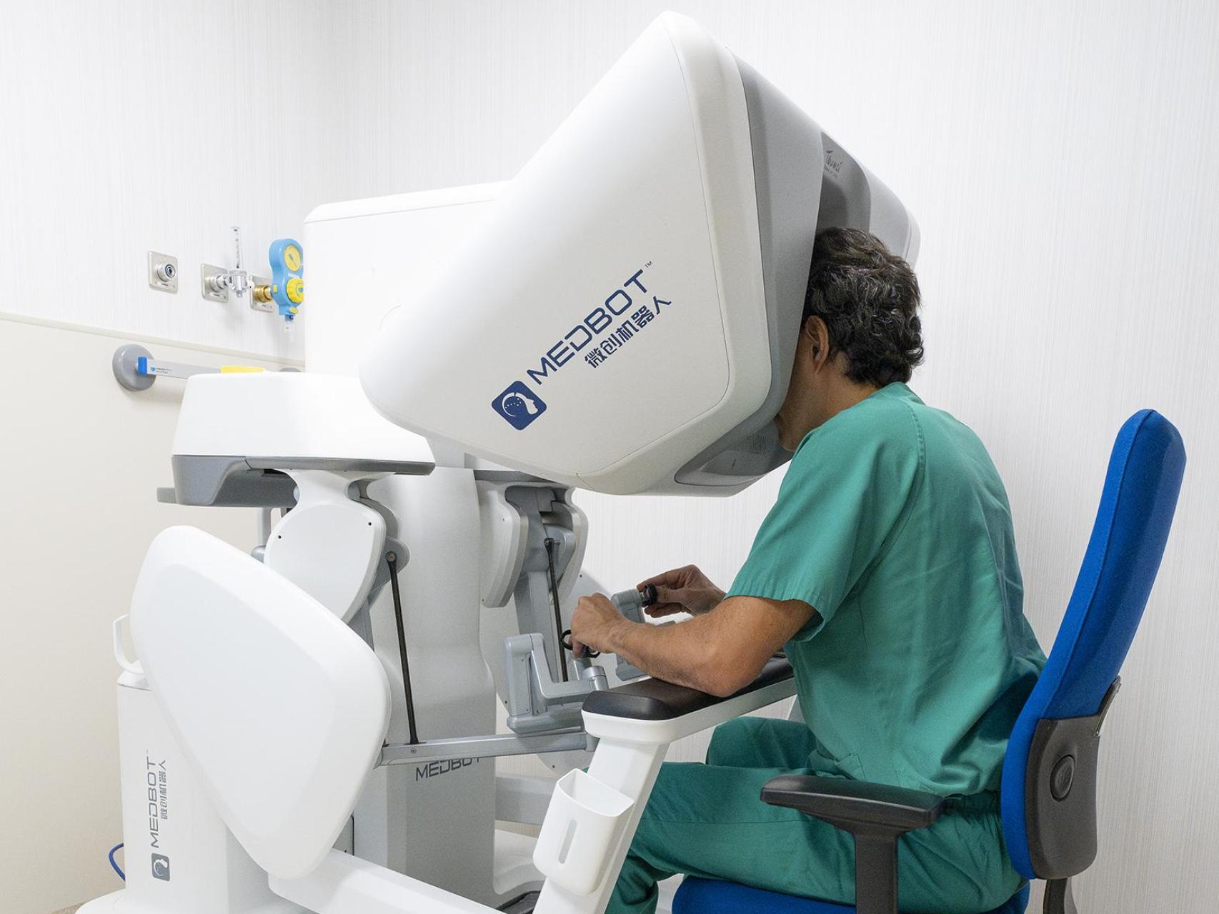 El doctor Javier Romero-Otero durante la telecirugía robótica que ha supuesto un hito de la medicina española.