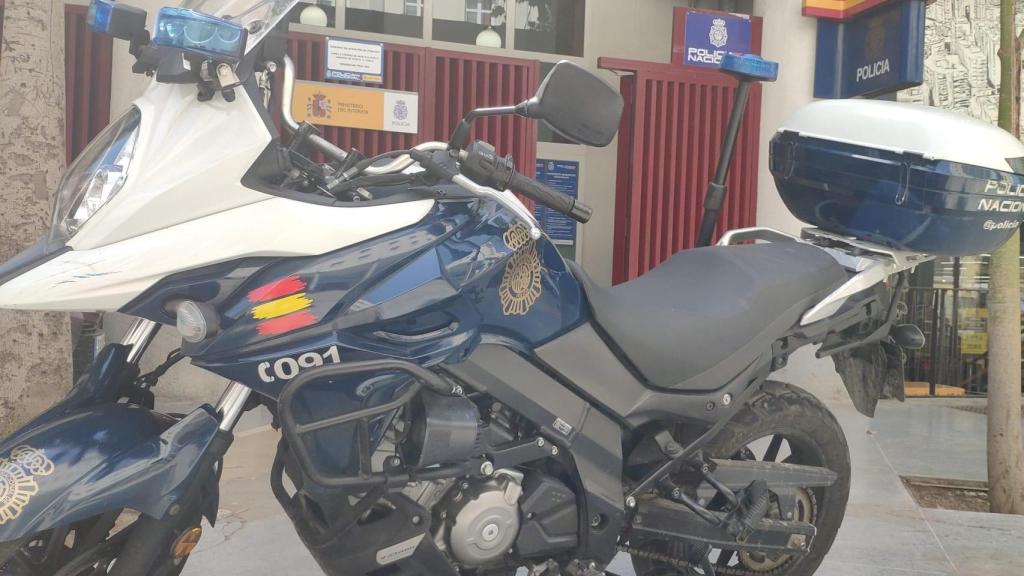 Una moto de la Policía Nacional en el Centro de Málaga.