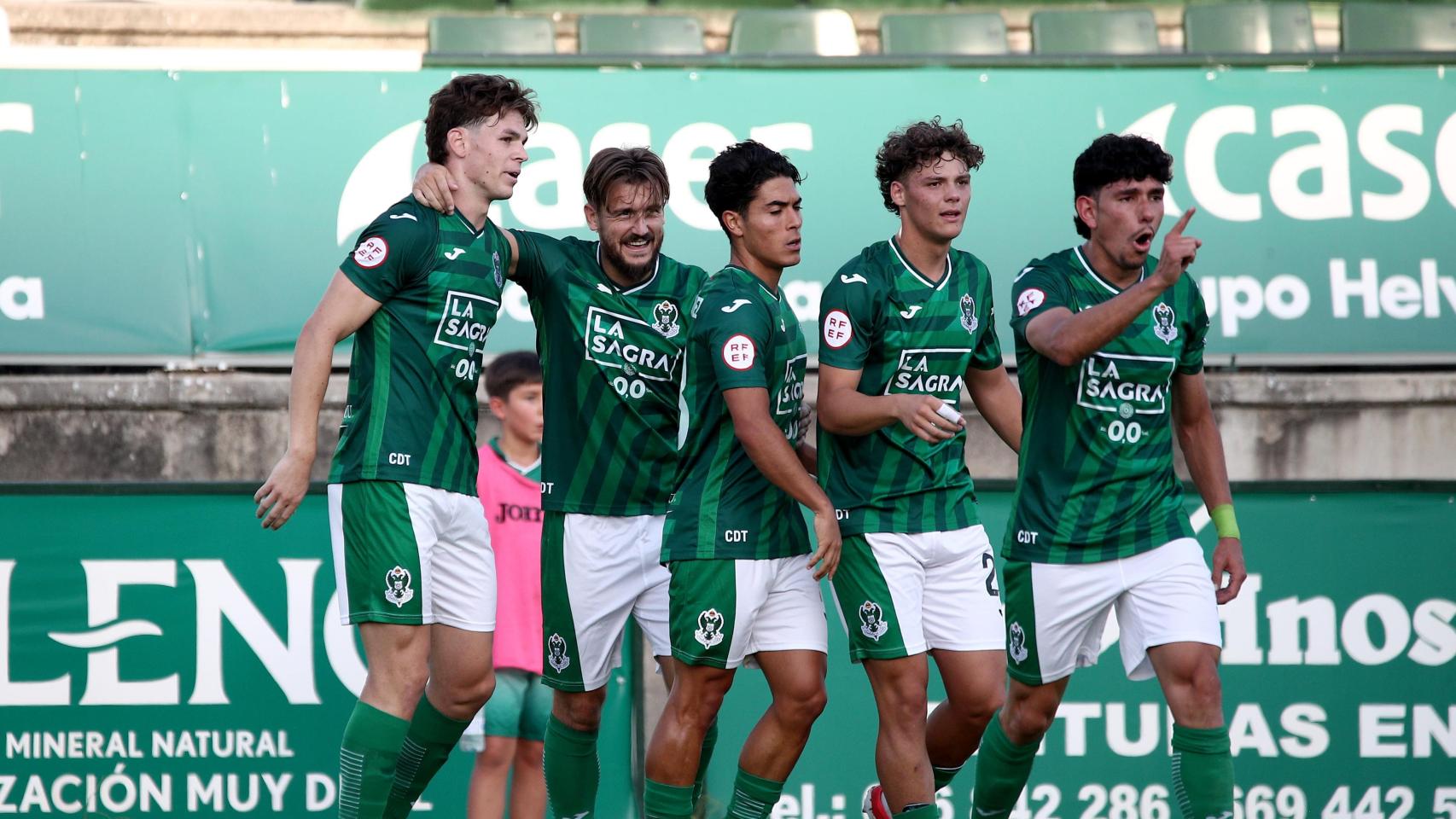 Jugadores del C.D. Toledo contra Cazalegas.