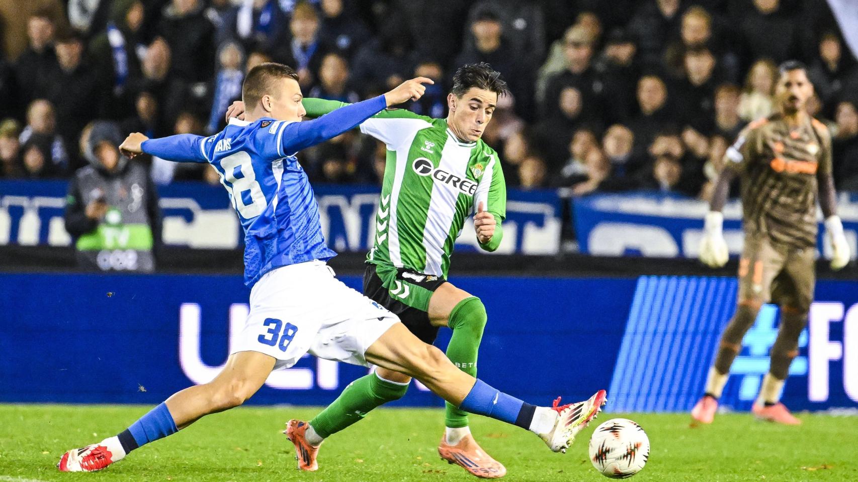 Imagen de un partido del Real Betis y KRC Genk.