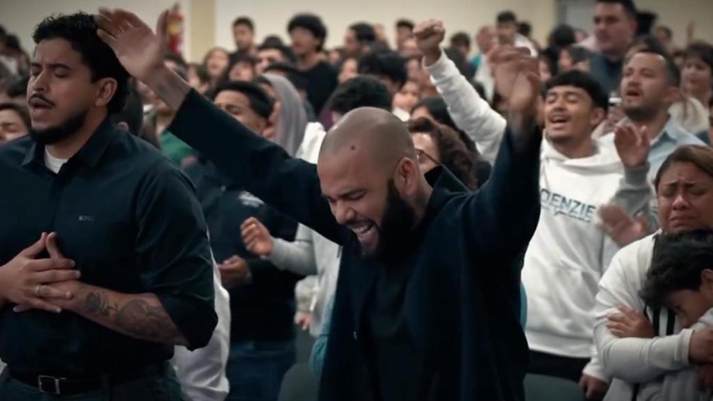 Dani Alves, durante la congregación religiosa en una iglesia de Girona