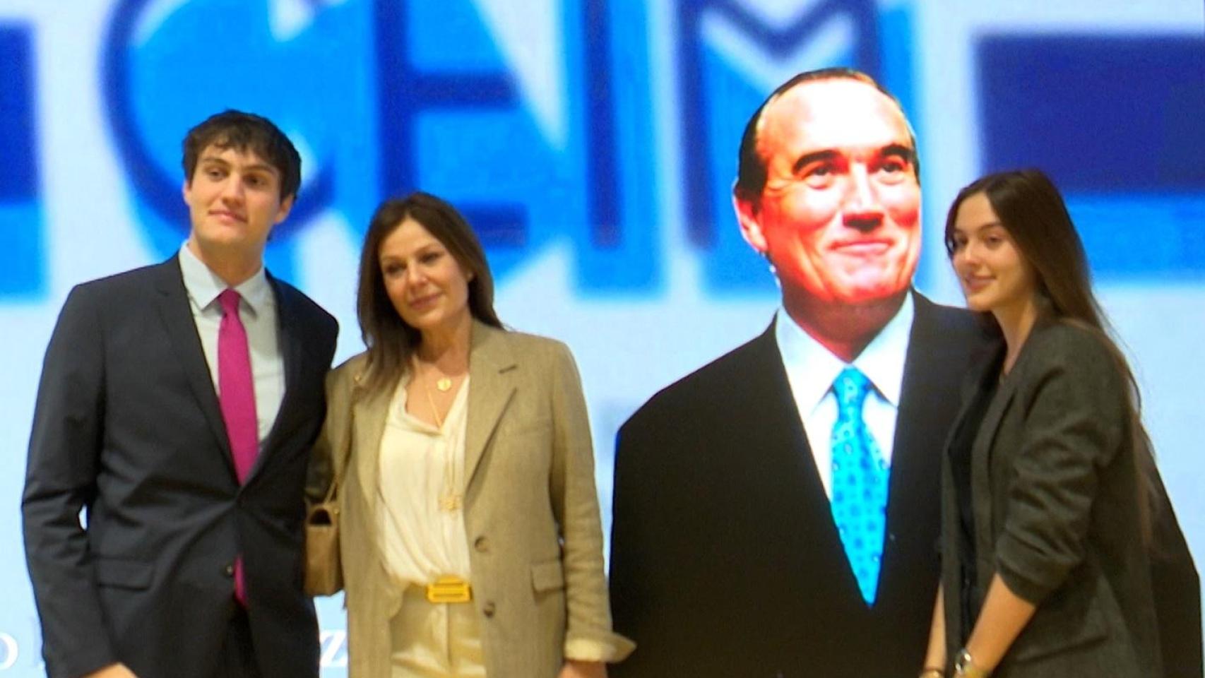 Nuria González y sus hijos Iván y Alma, en el homenaje del CEIM a Fernando Fernández Tapias en el segundo aniversario de su muerte.