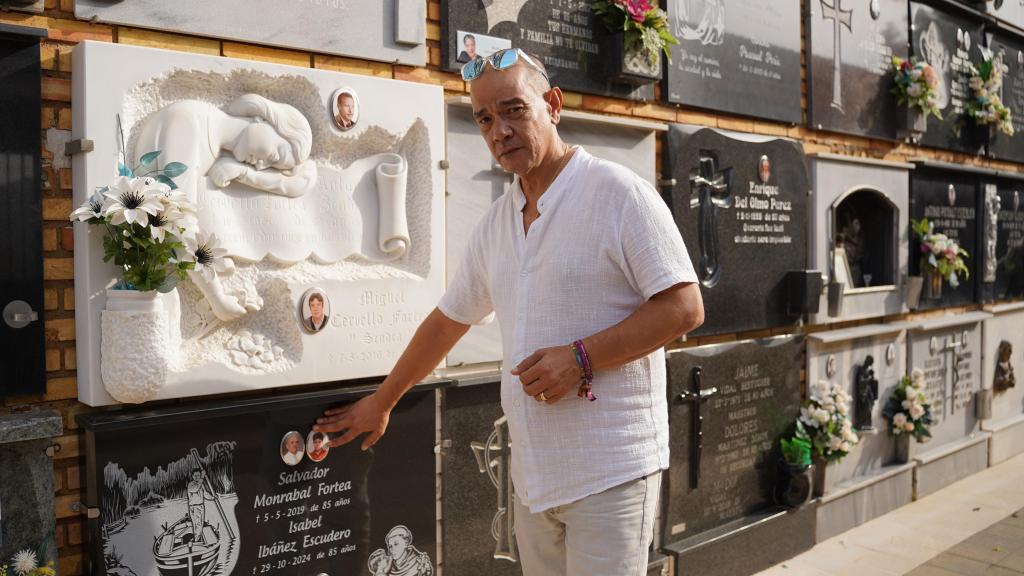 Juan José Monrabal llora la muerte de su madre el día de la dana, en el cementerio municipal de Catarroja.