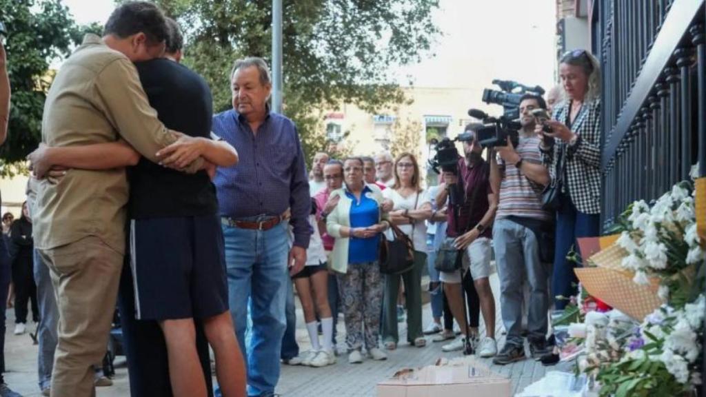 Imagen de la familia de Sandra durante una convocatoria en memoria de la joven.