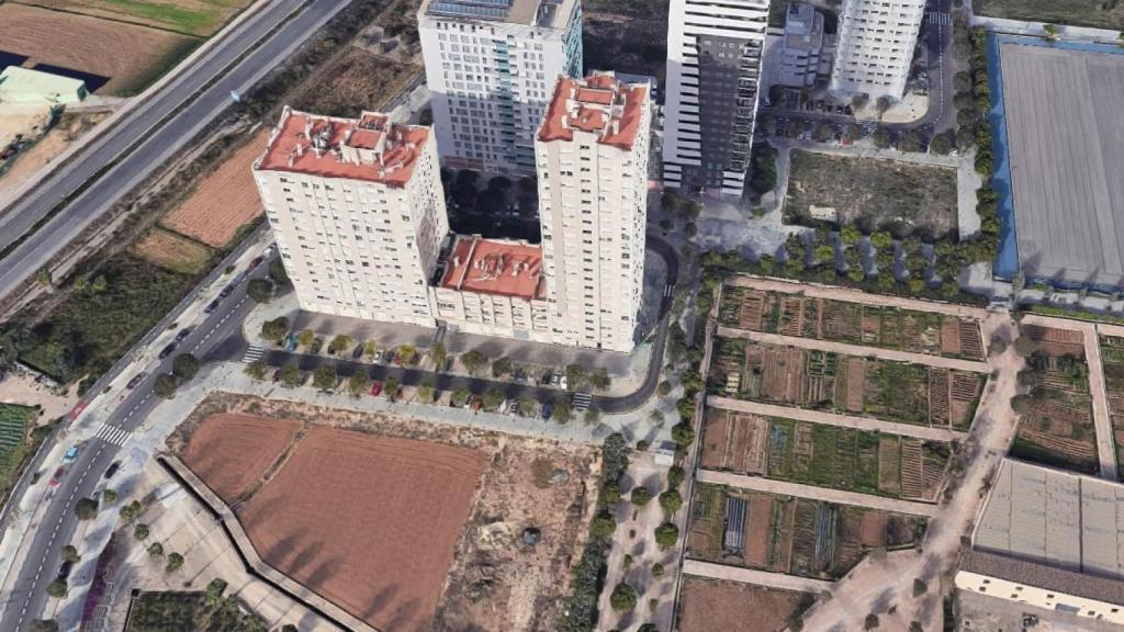 Edificio en la calle de Paz Azzati Cutanda, en la pedanía de la Torre.