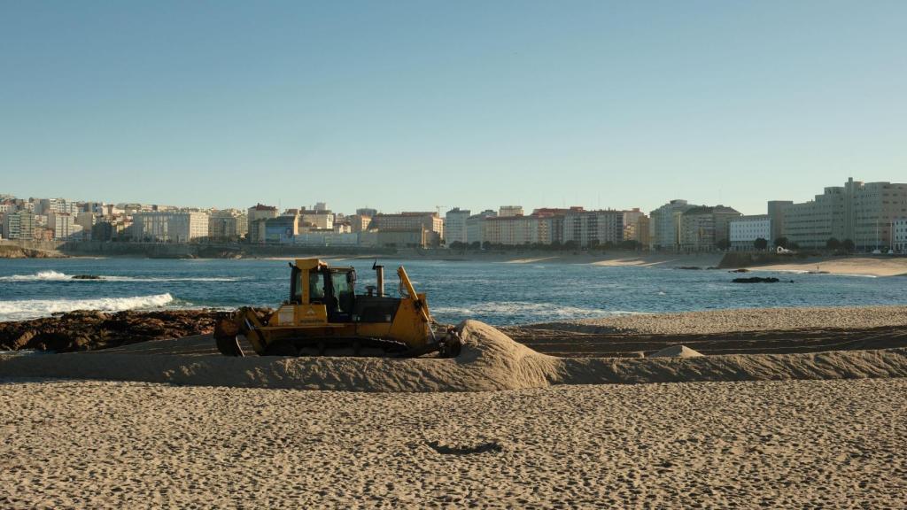 Excavadora construyendo la duna de Riazor
