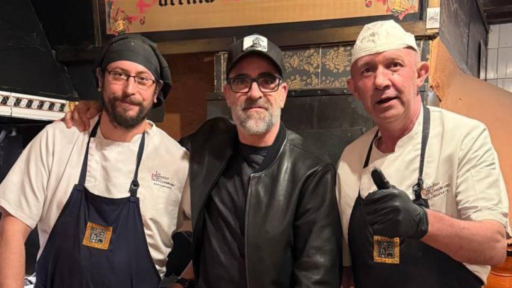 Luis Tosar posa junto a los fogones de la Parrilla de San Lorenzo