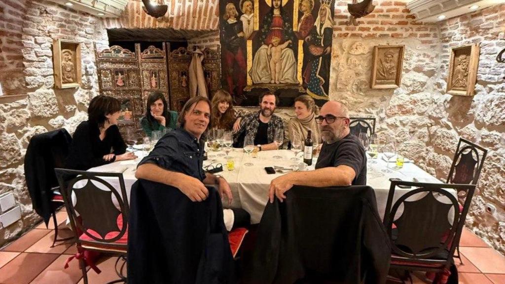 El interior del restaurante con el elenco de la película