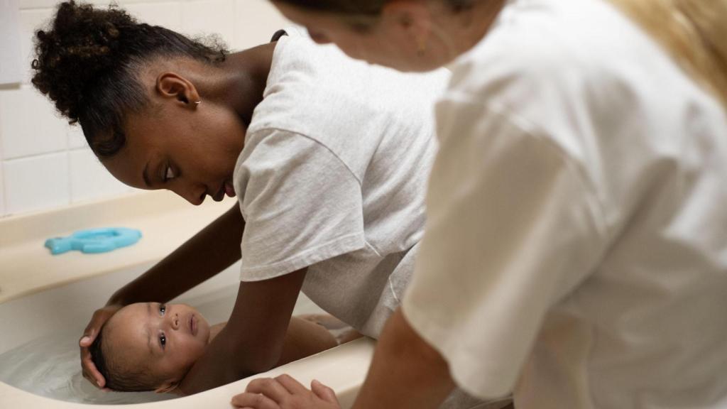 Dos mujeres bañan a un bebé en 'Recién nacidas'