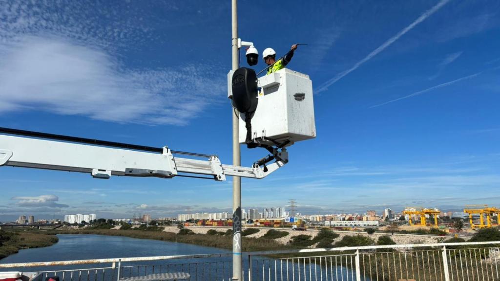 Operario instalando las nuevas cámaras de vigilancia. Ayuntamiento de Valencia
